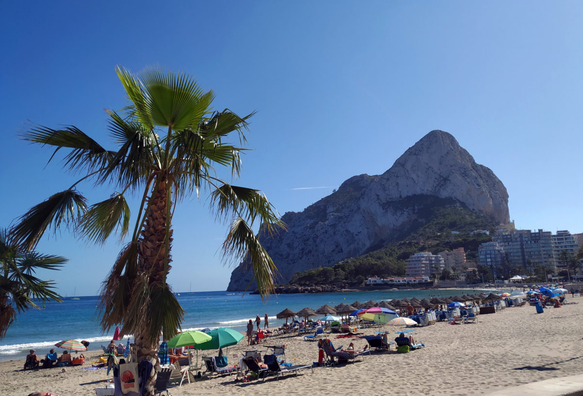 Playa de Calpe con el peñón de Ifach de fondo